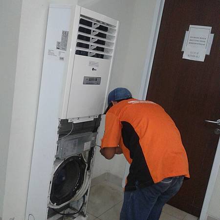 Perbaikan AC Floor Standing